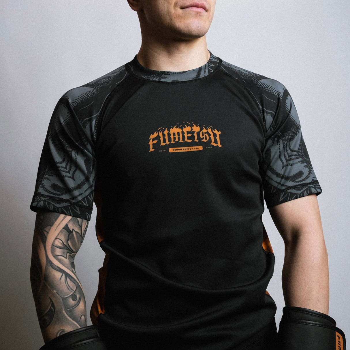 Fumetsu Oni Short Sleeve Rash Guard Black/Grey/Bronze