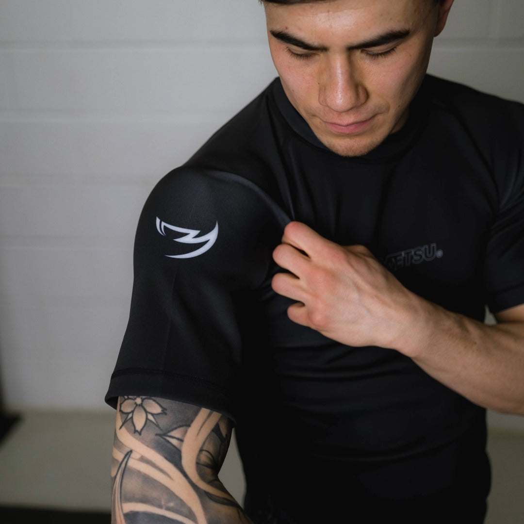 Fumetsu Icon Short Sleeve Rash Guard Black